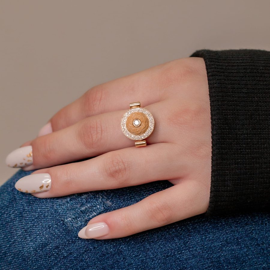טבעת זהב אבן מעפר הר הבית עם מסגרת עגולה משובצת יהלומים ובמרכז יהלום על יד של דוגמנית